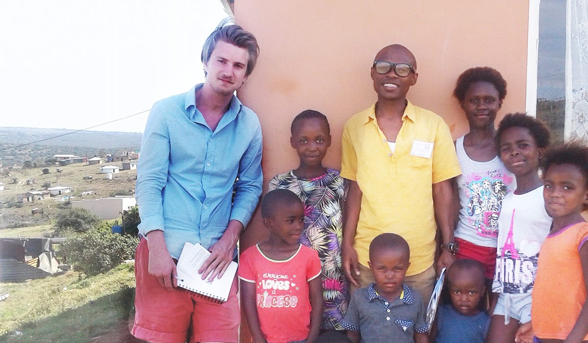 Meninos africanos estudam educação on-linecrianças assistindo